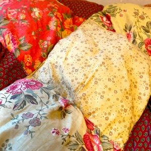 Beautiful Queen/king size comforter in excellent condition